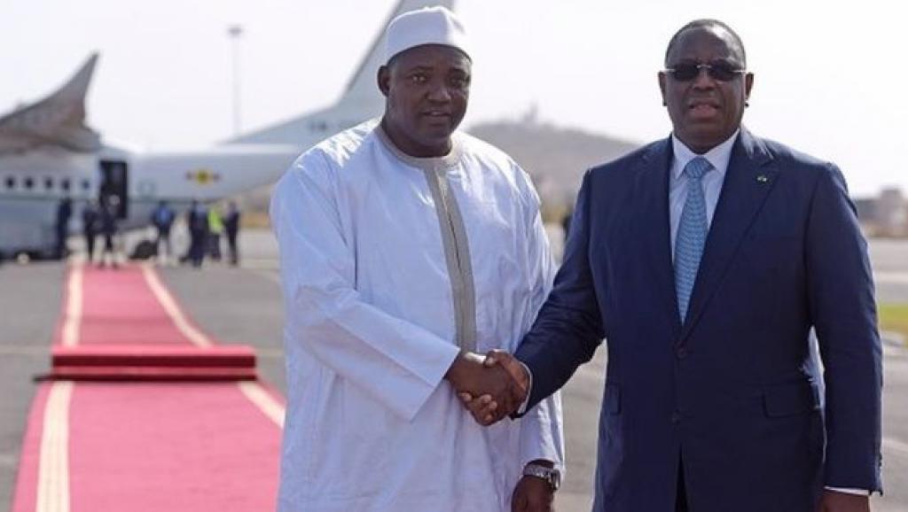 الرئيسان السنغالي ماكي صال والغامبي آدما بارو لدى وصول بارو العاصمة داكار في زيارة استمرت 3 أيام.